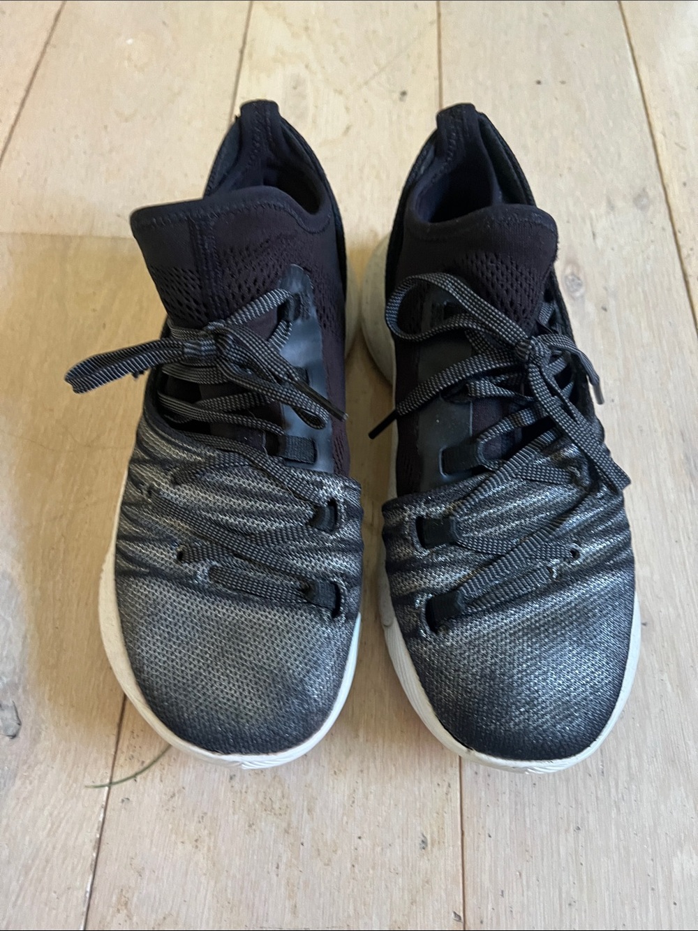 Under Armour boys size 4 - Steph Curry Black and Gray Knit Lace-Up Sneakers